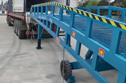 登车桥:打通物流装卸最后一米的高效利器-集装箱装车平台登车桥