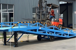 黄岛登车桥:提升物流装卸效率的关键设备解析